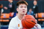 记者：孙浩钦自己打车先来球馆一个人练球 球队1小时后才陆续抵达